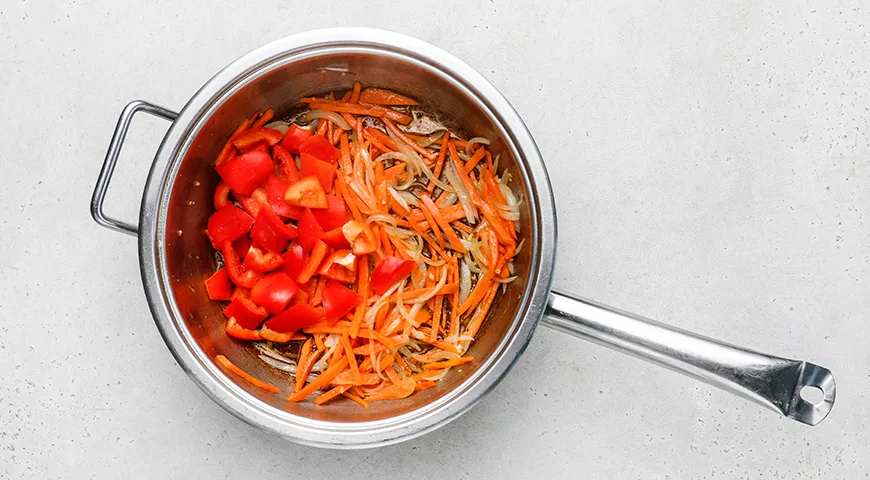 Булгур со свининой и овощами на сковороде