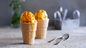 Морковное мороженое с орехами, карамелью и печеньем