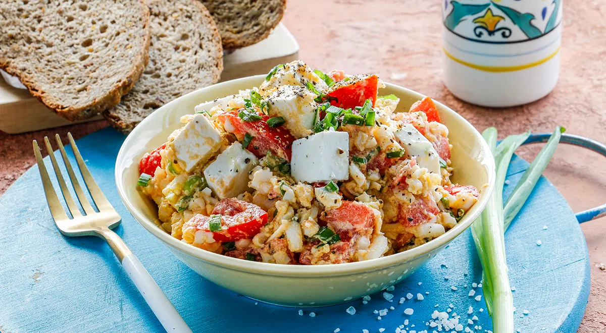 Рецепт салата с помидорами, сыром и яйцами
