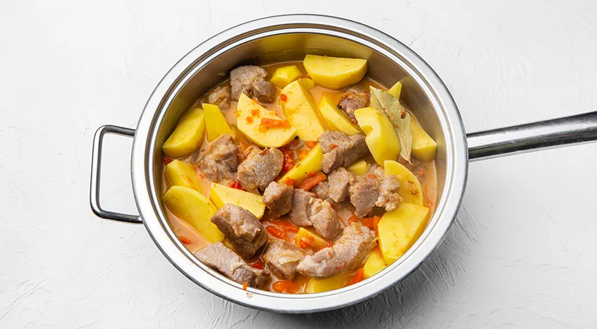 Жаркое из свинины с картошкой на сковороде