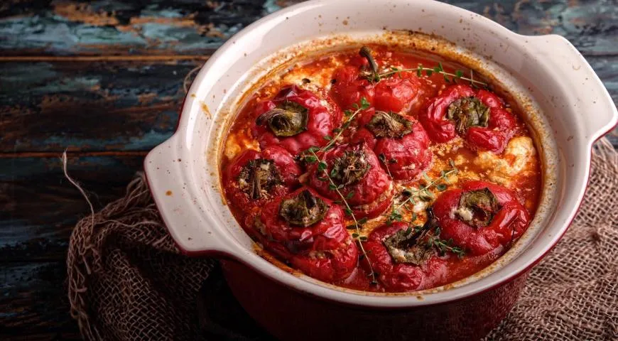 Фаршированный болгарский перец в томатном соусе, рецепт с фото