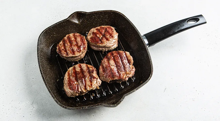 Вкусный стейк из телятины на сковороде