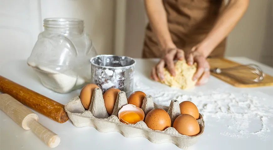 Тесто для тортеллини включает всего два ингредиента: муку и яйца или даже только яичные желтки
