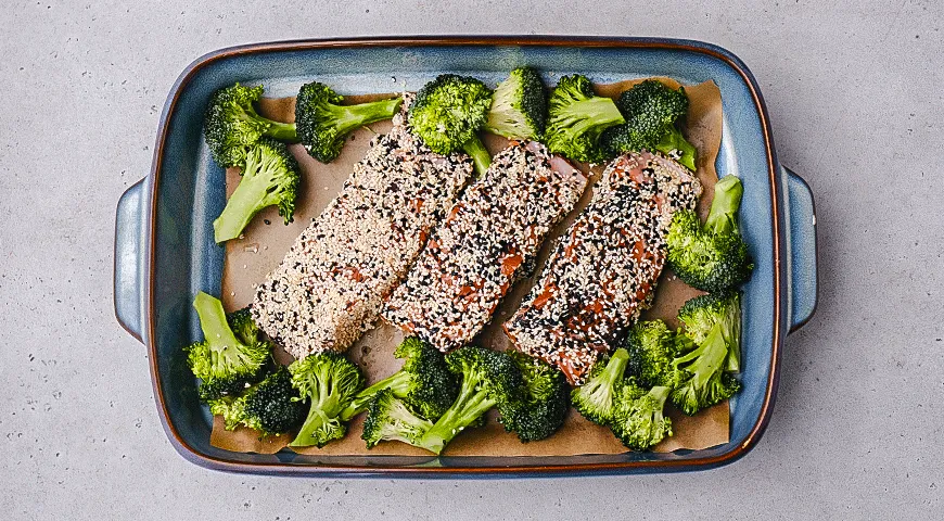 Лосось в кунжутной корочке с овощами