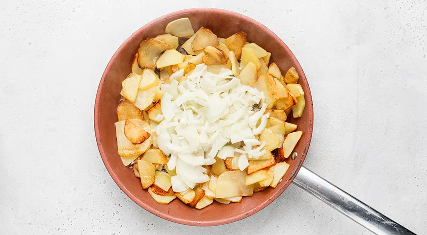 Картошка в сметанном соусе с луком