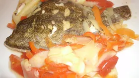 Камбала, запеченная с овощами