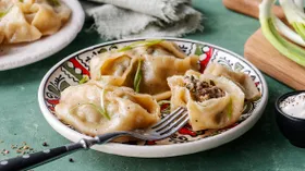 Блюдо из теста с бараниной