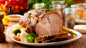 Как запечь свинину в духовке целым куском