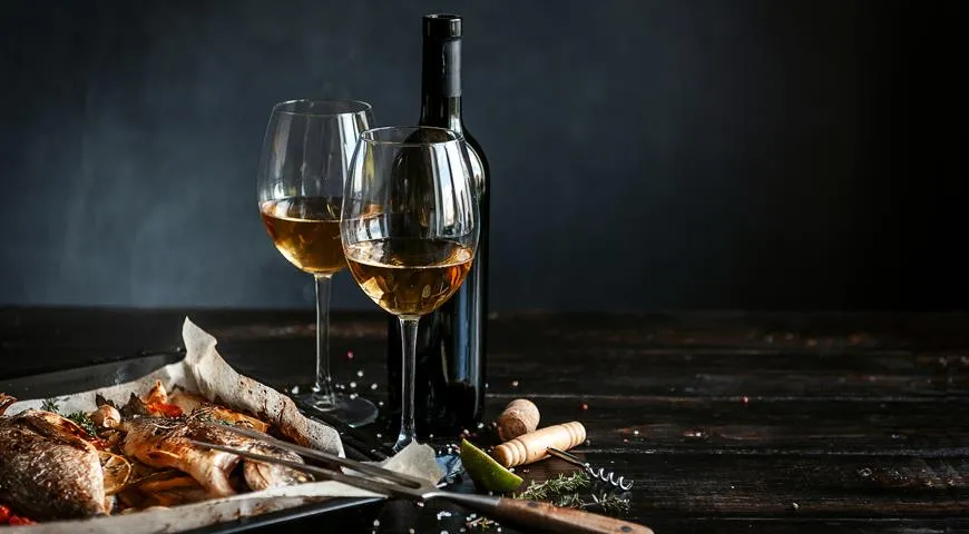 Вино к рыбе подбирается в зависимости от ее сорта и способа приготовления