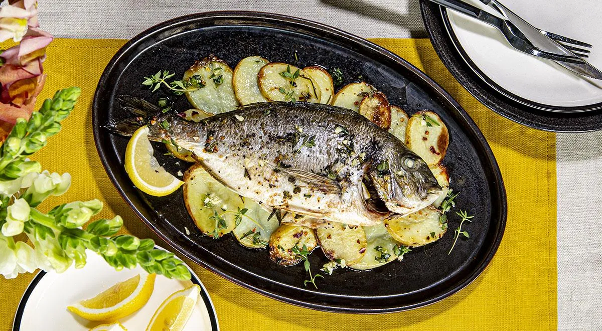 Рыба, фаршированная гремолатой, запеченная с картофелем