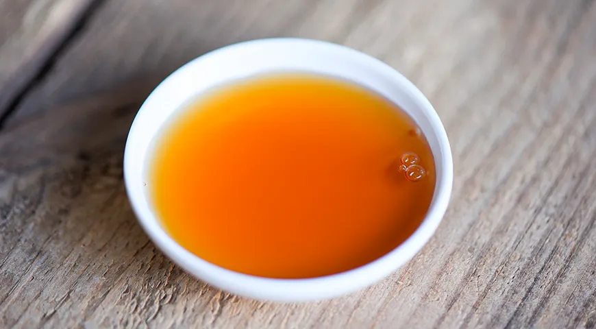 Цвет качественного рыбного соуса — от светло-янтарного до медового, равномерный