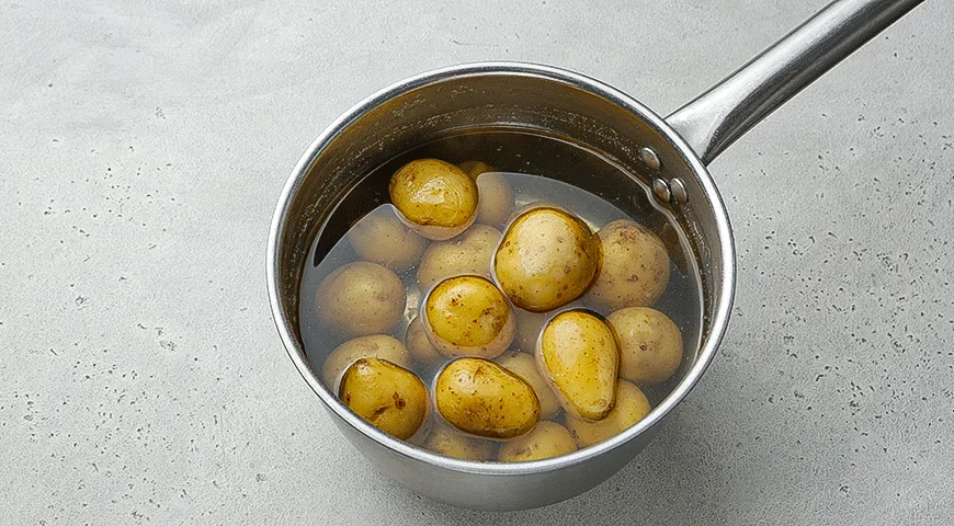 Картофельный салат со спаржей и редисом