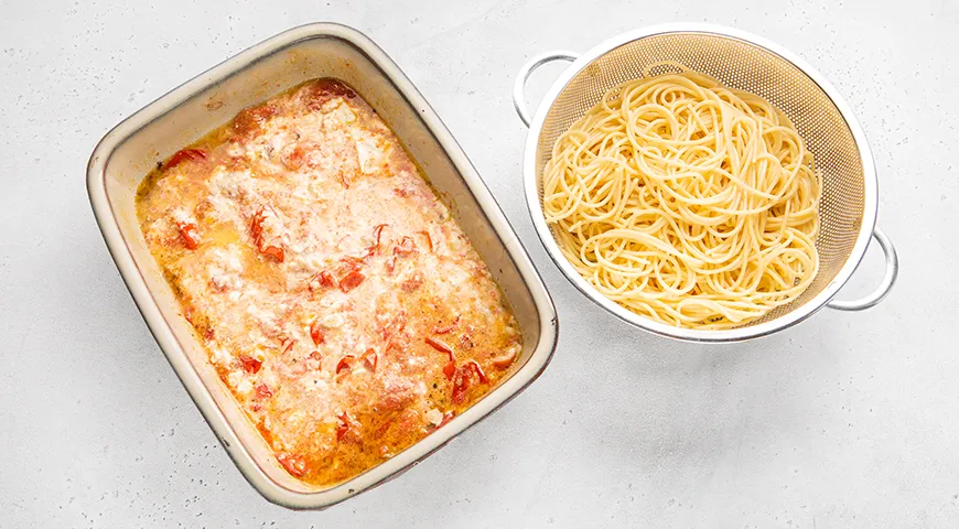 Спагетти с фетой и помидорами черри