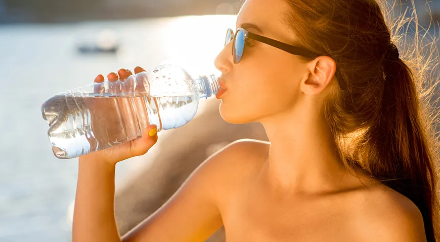 Соблюдайте питьевой режим даже в поездках, вода снижает чувство голода и улучшает обмен веществ