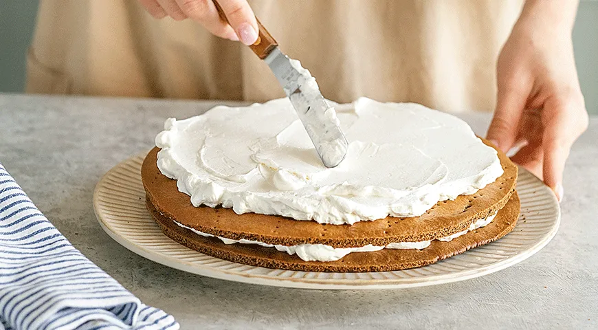 Шоколадный медовик со сметанным кремом