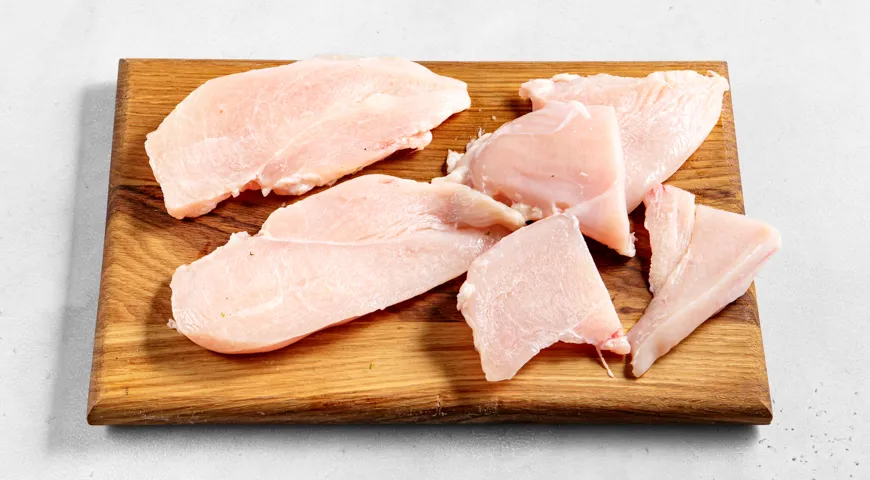 Курица с брокколи в сливочном соусе на сковороде