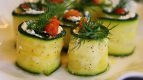 Рулетики из цукини с копчëной сëмгой