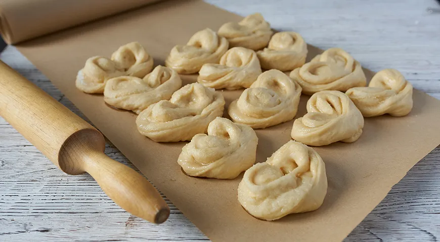 Для булочек и плюшек тесто должно быть не такое плотное, как для пирогов и рулетов