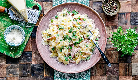 Сливочная паста с ветчиной, сыром и горошком