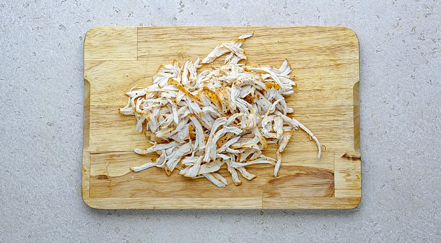 Блинная запеканка с курицей и брокколи