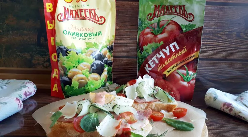 Брускетта с копченостями, овощами и сыром пармезан