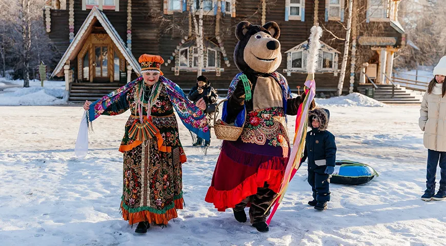 Мандроги —  туристическая деревня в Ленинградской области, на берегу реки Свири