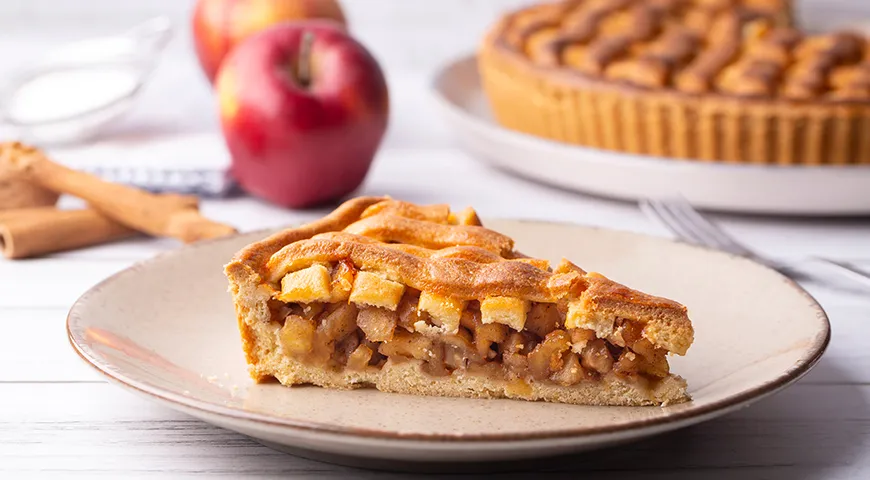 Прежде чем яблоки станут начинкой вашего пирога, удалите из них сок по максимуму. Это можно сделать несколькими способами: запечь в духовке, карамелизировать на сковороде или просто засыпать сахаром и оставить не время