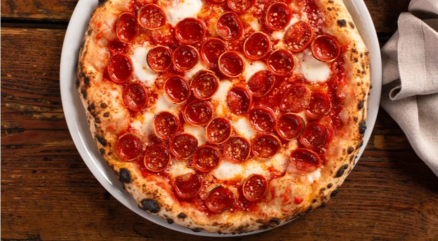 Неаполитанская пицца из дрожжевого теста с томатным соусом, пепперони и моцареллой