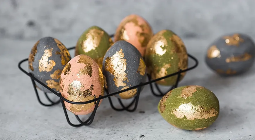 Для окрашивания пасхальных яиц используются порошковые и жидкие красители, наклейки, трафареты и другие художественные материалы
