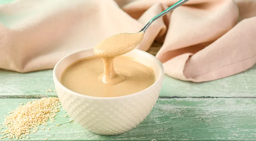 Рекомендуемая суточная норма потребления тахини для взрослых составляет 1–2 ст.л. (примерно 20–30 г)