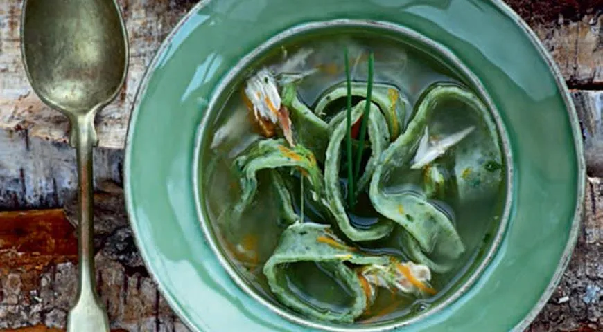 Суп-лапша из цесарки с зелеными паппарделле