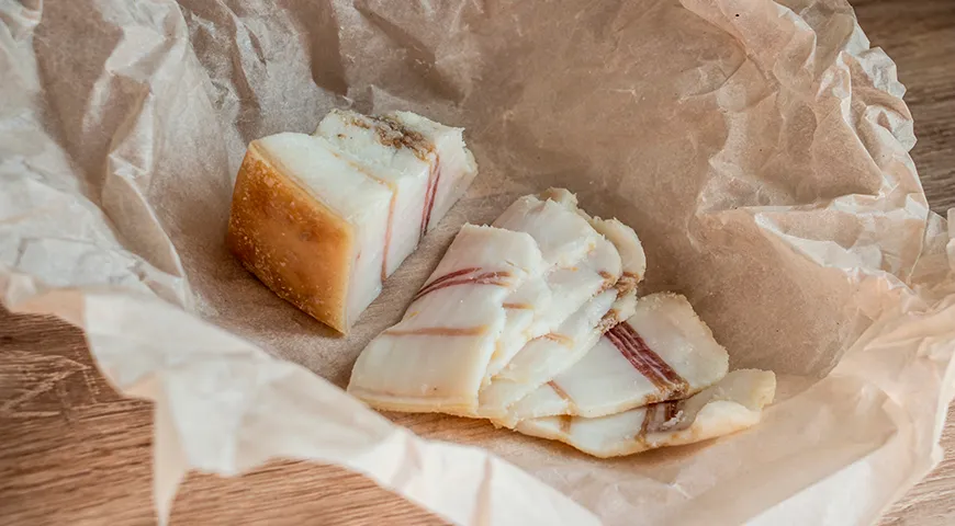 Не стоит держать сало в полиэтиленовых пакетах без доступа воздуха, лучше хранить его в пергаментной бумаге