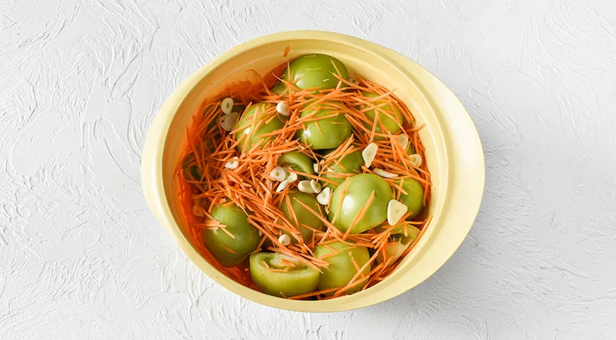 Квашеные зеленые помидоры в кастрюле