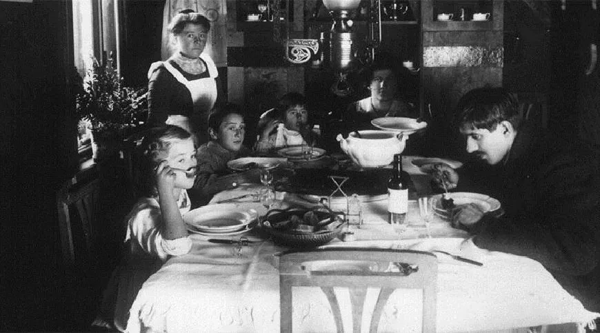 Семья Чуковских за обедом в Куоккальском доме писателя, 1910-е годы