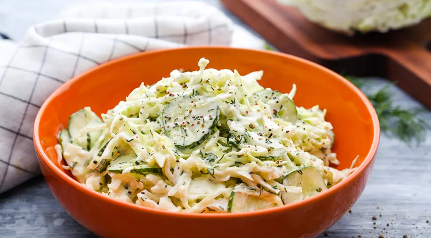 Салат из молодой капусты с яйцом