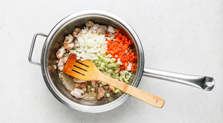 Курица с гречкой и сметаной на сковороде