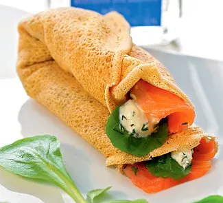 Гречневые блины с острым зеленым салатом и семгой