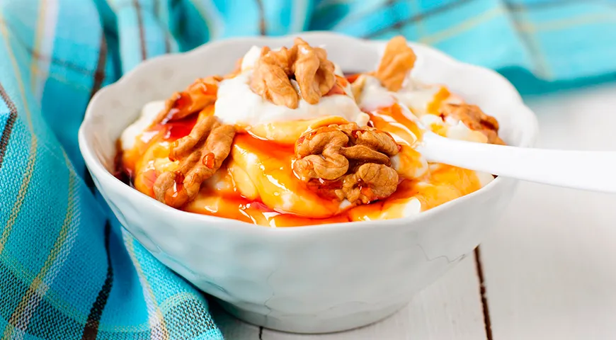 Греческий йогурт с орехами и дягилевым медом