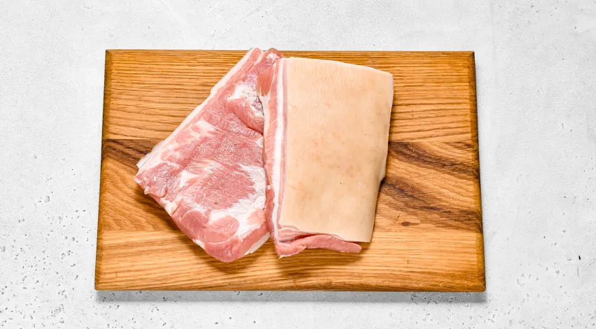 Свиные шкварки на сковороде