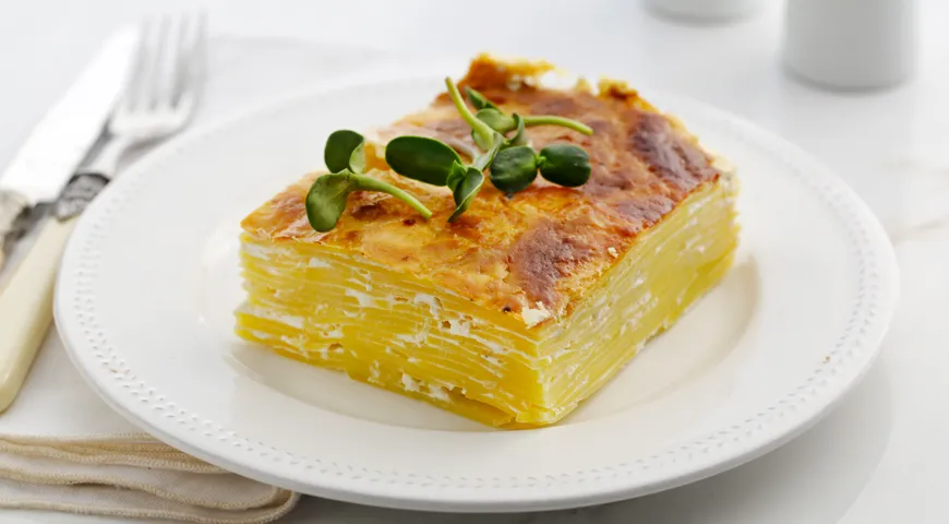 Картофель для начинки пирога можно выложить как гратен: тонкими сырыми ломтиками, добавляя между слоями сыр