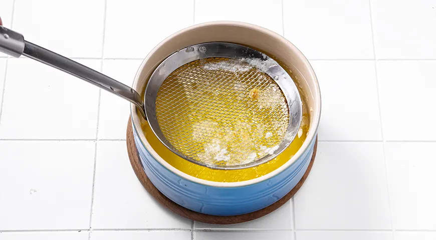 Снятие свернувшихся белков во время самостоятельно готовки топленого масла