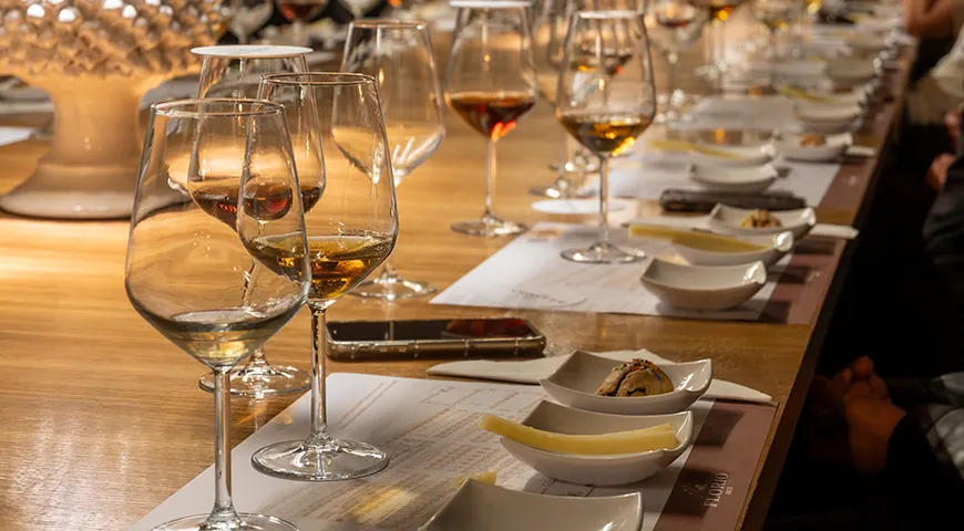 Виды Марсалы различаются по цвету, содержанию сахара и, самое главное, — по выдержке