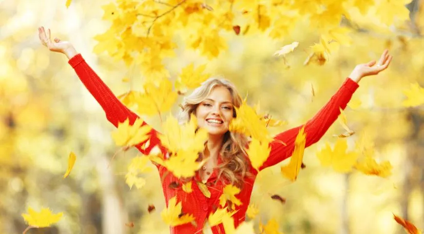 женщина желтые листья осень