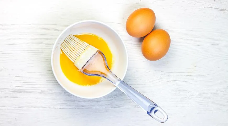 Изделия из слоеного теста обязательно смажьте тесто яйцом, желтком, сливками, сметаной или крепким сладким черным чаем