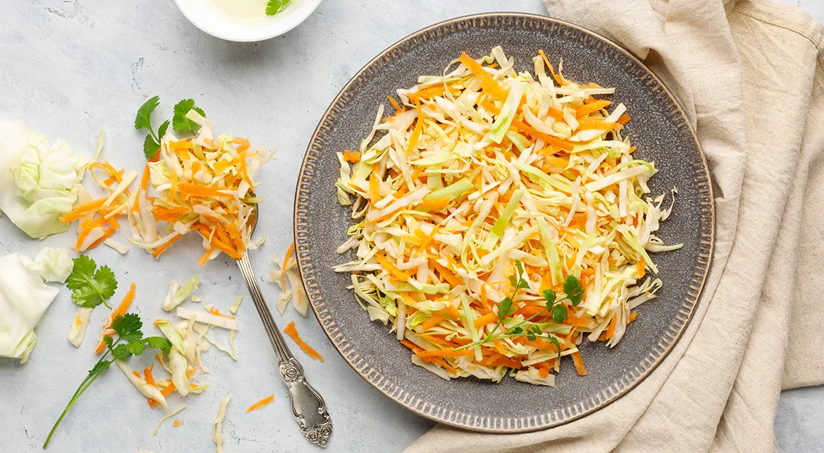 Салат из свежей капусты как в советской столовой: тот самый вкус и пошаговый рецепт