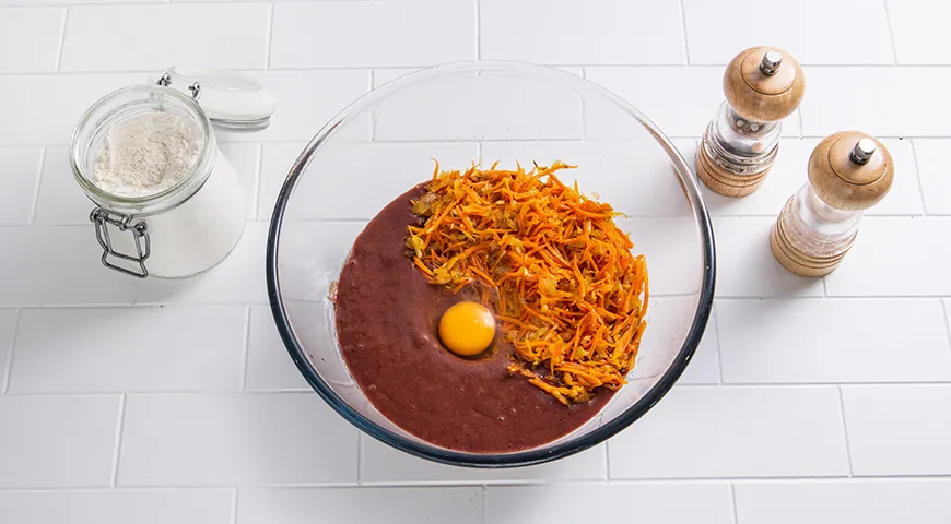 Печеночные оладьи с морковью и луком