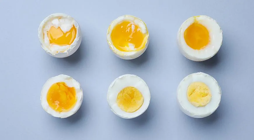 Яйцо всмятку (желток жидкий, белок полужидкий) варится 4 минуты после закипания, в мешочек — 6 минут, а вкрутую — 9 минут. Чтобы яйца вкрутую получились «как на картинке», красивые с ярким желтком — не переварите их