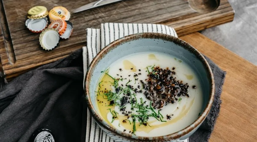 Суп из сельдерея с жареными шампиньонами и трюфельным маслом