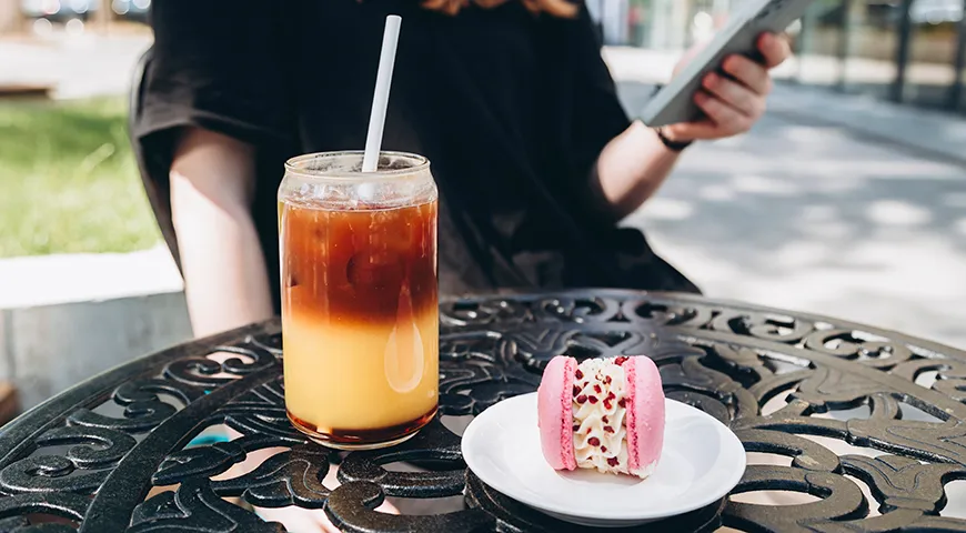 Кофе-бамбл отлично сочетается с французским пирожным макарон