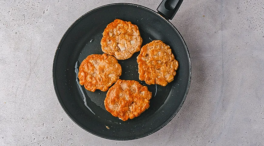 Оладьи на минеральной воде с пряной грушей